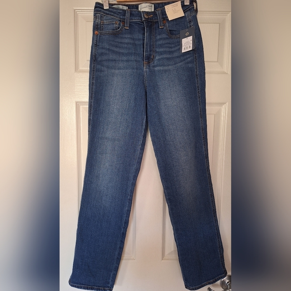 Women's High-Rise Straight Jeans - Universal Thread Medium Wash 6 NEW